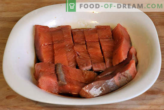 Roze zalm met wortelen en uien - het is gemakkelijk! Stapsgewijs foto-recept, instructies voor het bereiden van roze zalm met wortels en uien