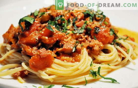 Spaghetti met vlees - Italiaanse pasta op de Russische manier! Spaghettirecepten met vlees en kaas, champignons, room, tomaten