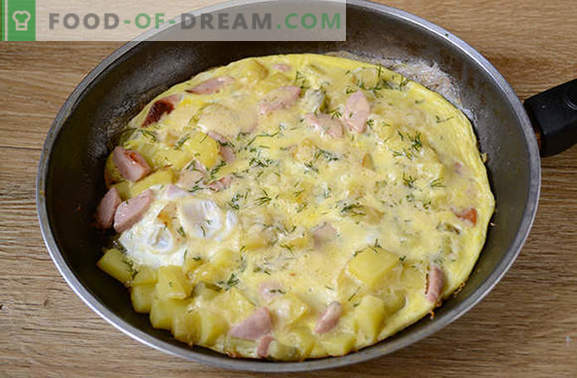 Gekookte aardappelen met een ei in een pan - een voedzaam gerecht van 