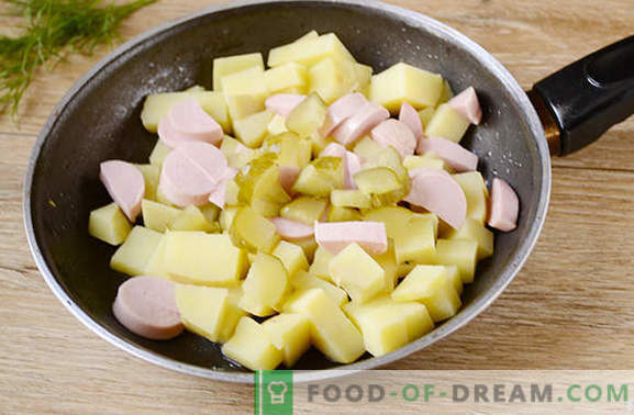 Gekookte aardappelen met een ei in een pan - een voedzaam gerecht van 