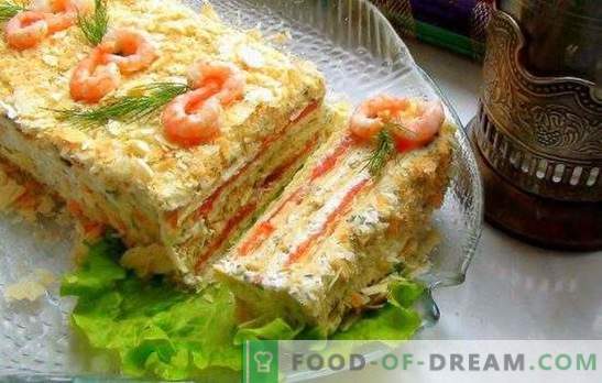 Cake met ingeblikte cakes - tafeldecoratie! Sappige cakecake met ingeblikt voedsel en groenten, kaas, eieren, eetstokjes, kaviaar