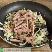 Warme salade met funchoza, rundvlees en champignons