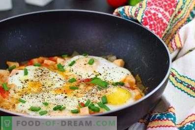 Gebakken eieren met tomaten en worst