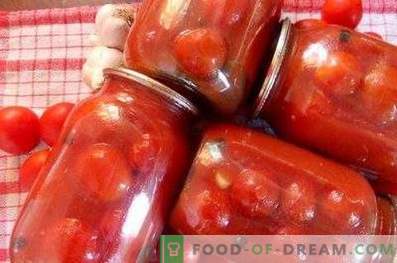 Tomaten in tomatenpuree voor de winter